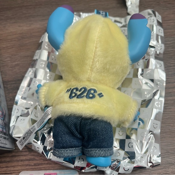 MINISO X Disney: Stitch Gen Z Street Style Series Collectible Figurine Flash - Picture 3 of 8